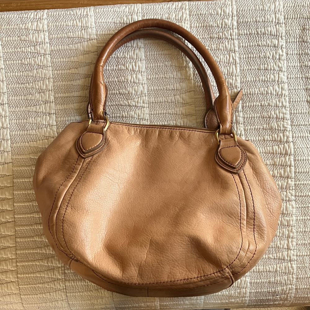 Chic Tan Leather Shoulder Bag